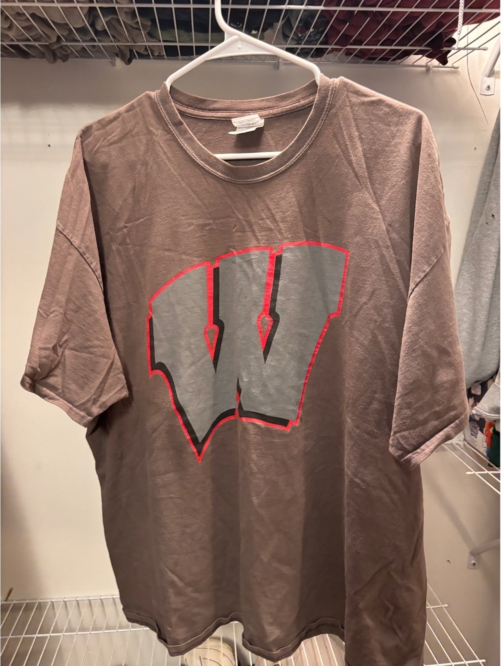Gildan 2XL Brown Graphic T-Shirt with Large 'W' Print
